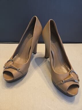 Vintage Gucci Horse Beat Logo Leather Peep Toe Heels Tan 37M
